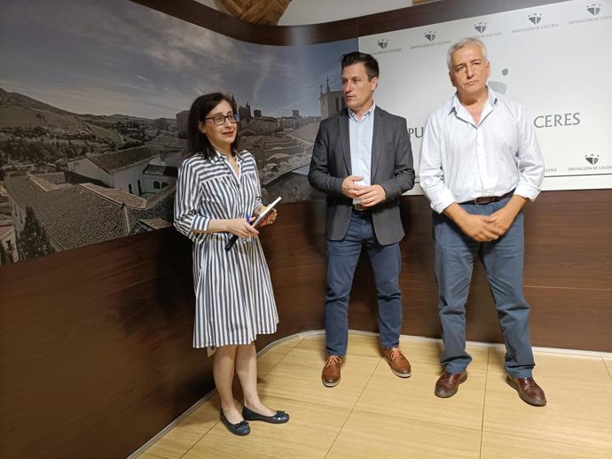 El diputado de Fomento, Fernando García Nicolás, con técnicos de la Diputación de Cáceres tras la presentación del contrato de mantenimiento de carreteras