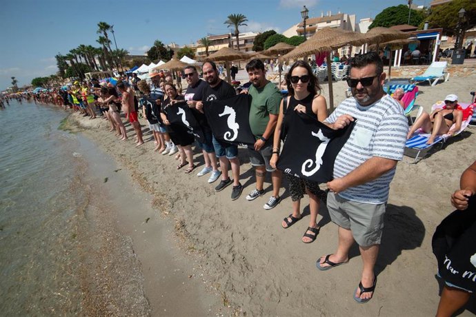 Archivo - Decenas de personas durante el abrazo al Mar Menor, a 12 de agosto de 2023, en Murcia, Región de Murcia (España). 