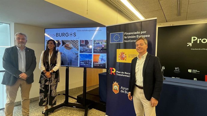 Ballesteros, entre Barriada y Niño en la presentación de la nueva plataforma web del turismo.