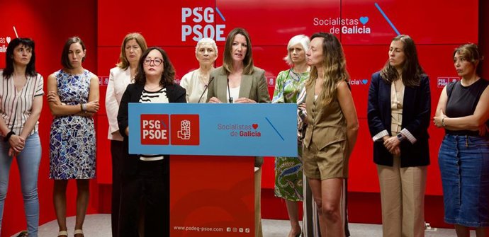 La secretaria de Organización del PSdeG, Lara Méndez, en rueda de prensa junto a distintas mujeres del partido