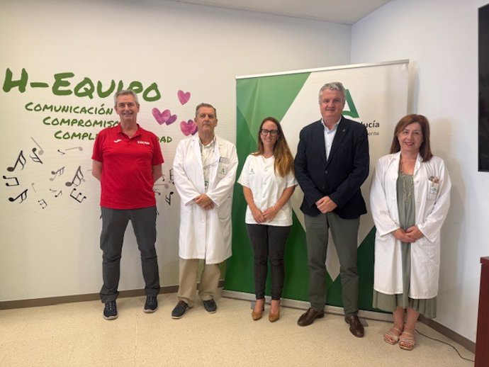 El delegado de Salud y Consumo de la Junta en Almería, Juan de la Cruz Belmonte, junto a miembros del CEA del Distrito Sanitario Poniente.