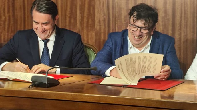 Suárez-Quiñones (i) firma el convenio de vivienda junto al alcalde de Almazán, Jesús Cedazo.