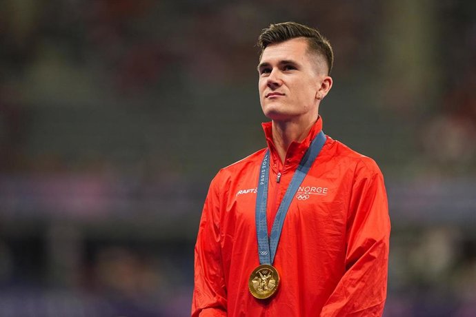 Archivo - El atleta noruega Jakob Ingebrigtsen con su oro olímpico en los 5.000 metros de Paris 2024
