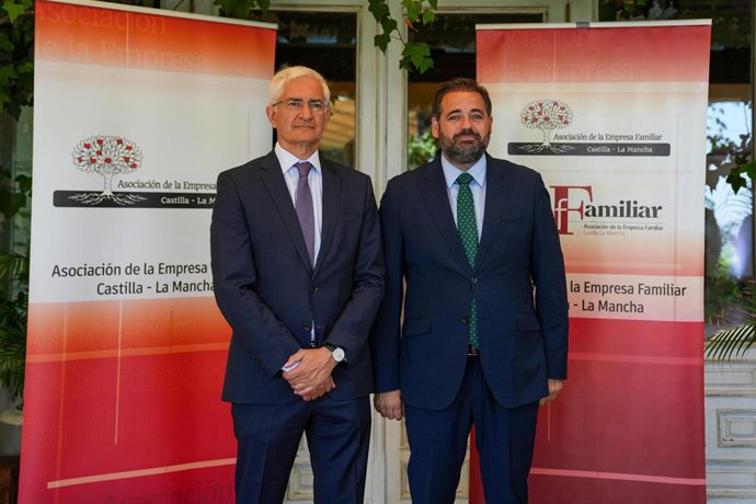 El presidente del Partido Popular de Castilla-La Mancha, Paco Núñez, junto al presidente de la Asociación de la Empresa Familiar de Castilla-La Mancha (AEFCLM), Rafael Ruiz.