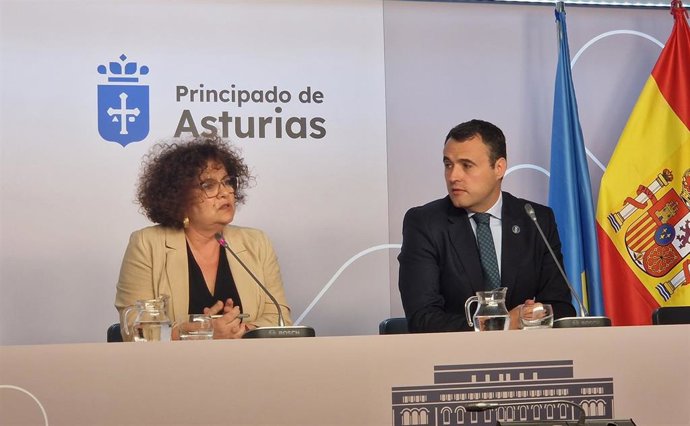 La consejera de Bienestar y Derechos Sociales, Marta del Arco y el consejero de Hacienda y portavoz del Gobierno, Guillermo Peláez.