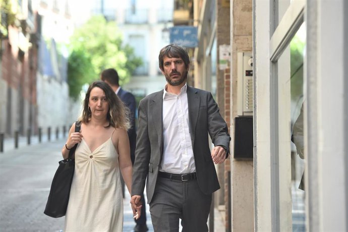 El ministro de Cultura, Ernest Urtasun, durante una rueda de prensa de Sumar, en el Espacio Rastro, a 16 de junio de 2025, en Madrid (España). 