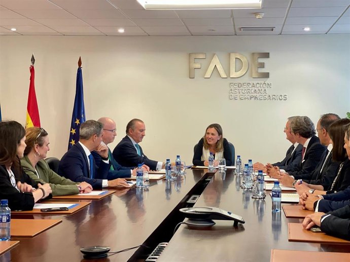 Firma del convenio entre FADE y Abanca, Banco Sabadell, Banco Santander, BBVA, CaixaBank, Caja Rural de Asturias, y Unicaja.