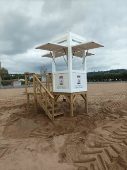 Torre de Salvamento instalada en la playa del Arbeyal, en Gijón.