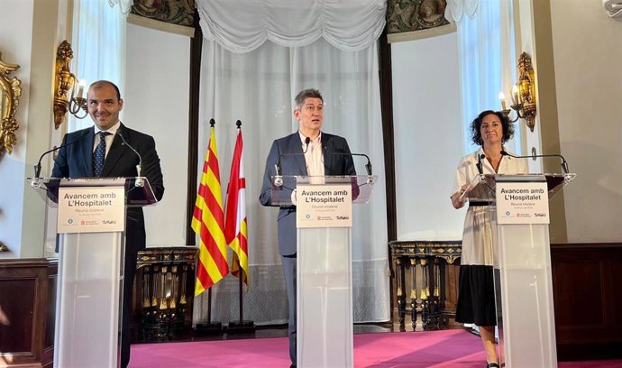 El conseller de la Presidencia de la Generalitat, Albert Damau (d), el alcalde de l'Hospitalet de Llobregat, David Quirós (c), y la consellera de Economía y Finanzas, Alícia Romero, en una rueda de prensa tras la Bilateral Generalitat-L'Hospitalet