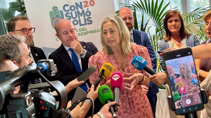 La consejera de Salud y Consumo, Rocío Hernández, atiende a los medios antes de la entrega de los premios de la fase autonómica de la vigésima edición de 'Consumópolis'.