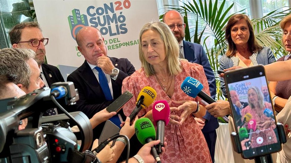 La consejera de Salud y Consumo, Rocío Hernández, atiende a los medios antes de la entrega de los premios de la fase autonómica de la vigésima edición de 'Consumópolis'.