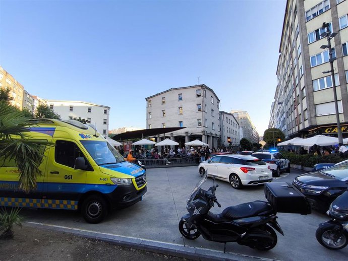 La Praza Roxa de Santiago durante el altercado entre unos clientes y los camareros de un bar.