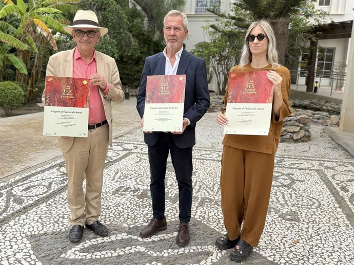 El presidente del Puerto de Motril, José García Fuentes, en el centro, flanqueado por el director del Festival de Granada, Paolo Pinamonti, y Paula Spa, responsable de Marketing, Recursos Humanos y Acción Social de Fulgencio Spa