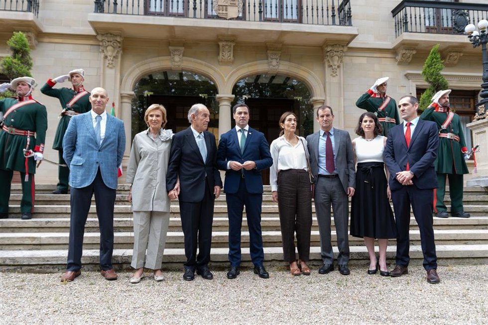 El Palacio de Ajuria Enea ha acogido un acto de reconocimiento al Gobierno Vasco constituido en 1980