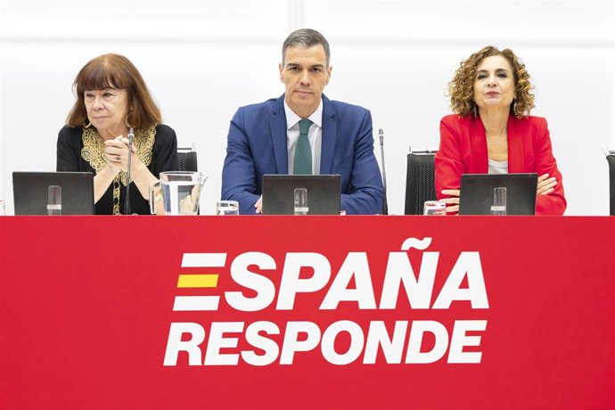 El presidente del Gobierno y secretario general del PSOE, Pedro Sánchez, junto a la vicesecretaria general, María Jesús Montero y la presidenta Cristina Narbona, que también asume la Secretaría de Organización de forma interina.