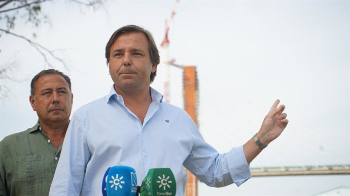 Antonio Repullo, este lunes en Sevilla, con el puente del quinto centenario al fondo