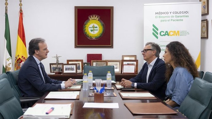 Reunión del portavoz de Vox en Andalucía, Manuel Gavira, con la dirección del Consejo Andaluz de Colegios de Médicos.