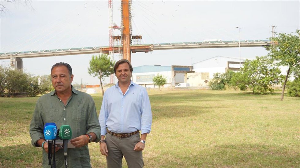 Ricardo Sánchez y el secretario general del PP-A, Antonio Repullo, ante el puente del Centenario, en obras
