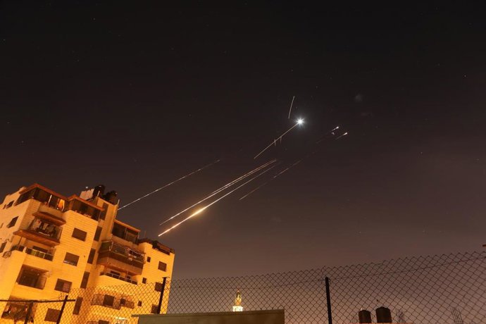 Restos de misiles desde la ciudad de Hebrón, en el sur de Cisjordania, durante el ataque con misiles de Irán contra Israel.