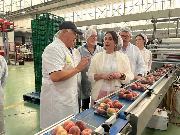 La consejera Sara Rubira visita una cooperativa donde se trabaja en la campaña de fruta de hueso