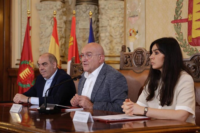 El alcalde de Valladolid, Jesús Julio Carnero, junto al presidente nacional de ATA, Lorenzo Amor, y la presidenta de ATA Castilla y Léon, Leticia Mingueza.