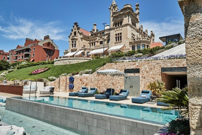 Palacio Arriluce da la bienvenida a la temporada estival con su exclusiva terraza y piscina frente al mar