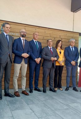 El consejero de Movilidad y Transformación Digital, José Luis Sanz (tercero por la derecha) y el alcalde de León, José Antonio Diez (a su izquierda), en la inauguración del Centro de Control de Transporte de CyL, en León capital.