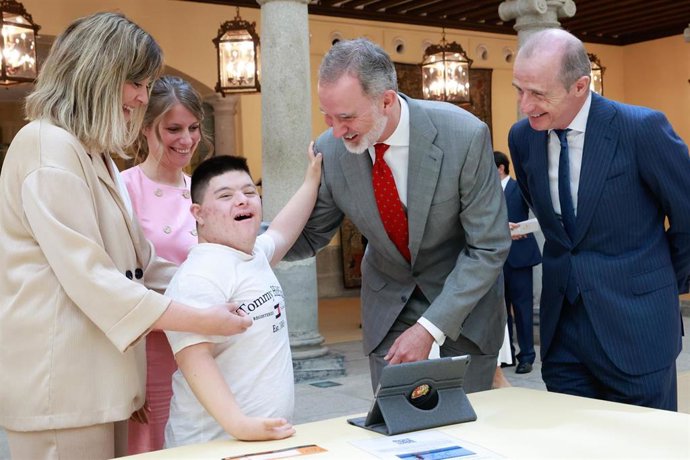 Felipe VI recibe a los alumnos ganadores del concurso '¿Qué es un Rey para ti?'