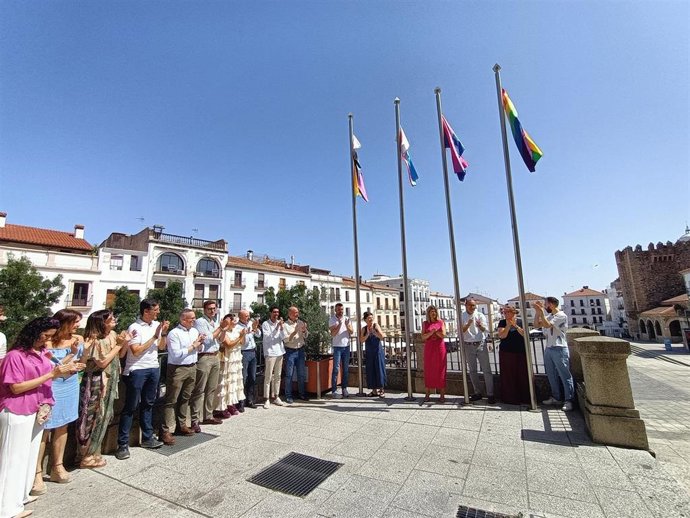 Izado de banderas LGBTI en la fachada del Ayuntamiento