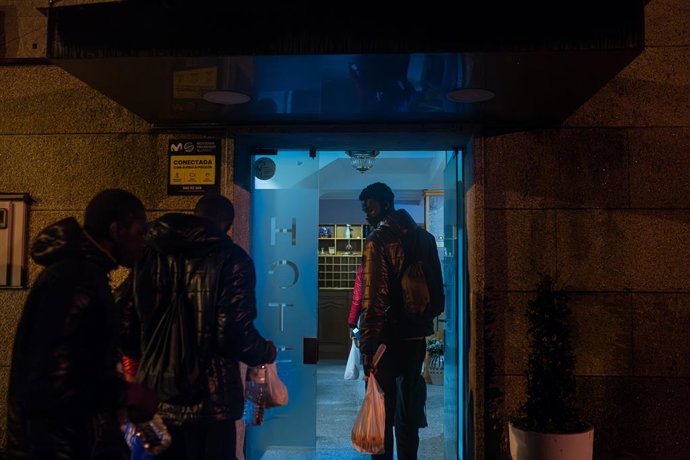 Archivo - Migrantes procedentes de Canarias a su llegada en autobús al hotel Baixamar, a 9 de noviembre de 2023, en Sanxenxo, Pontevedra, Galicia (España). El grupo de migrantes subsaharianos procedentes de las islas Canarias, en el marco de la acción hum
