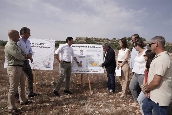El presidente de la Diputación de Almería, Javier Aureliano García, y el alcalde de Arboleas, José Juan Ramos, presentan los detalles del futuro pabellón deportivo del municipio.