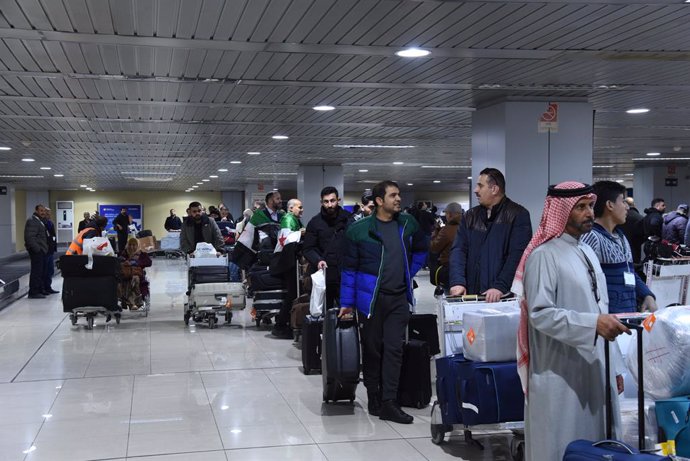 Archivo - DAMASCUS, Jan. 7, 2025  -- People from Doha of Qatar arrive at the Damascus International Airport, in Damascus, Syria, on Jan. 7, 2025. Damascus International Airport received its first civilian flight from Doha on Tuesday, marking the first arr