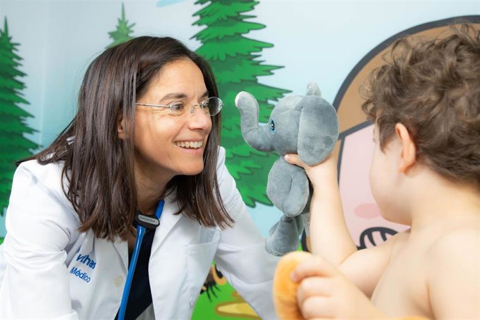 Archivo - Pediatra en consulta