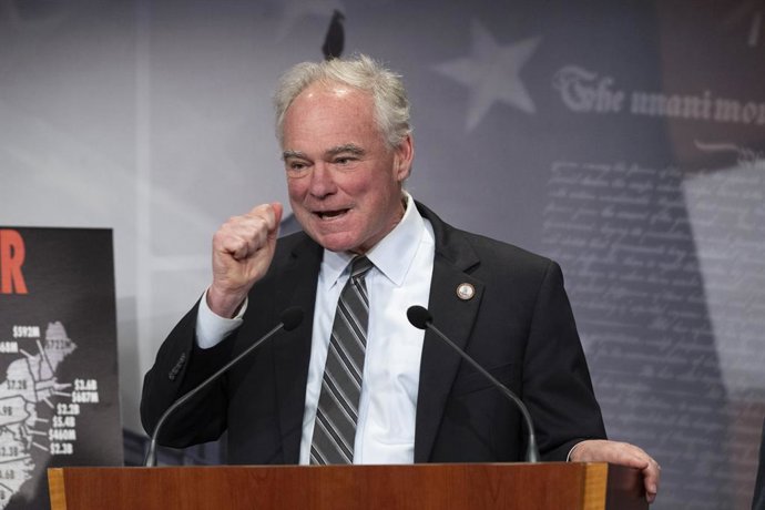 Archivo - 2 de abril de 2025, Washington, Distrito de Columbia, EUA: O senador dos Estados Unidos Tim Kaine (democrata da Virgínia) fala aos repórteres durante uma coletiva de imprensa televisionada sobre a pressão financeira das guerras comerciais e das 