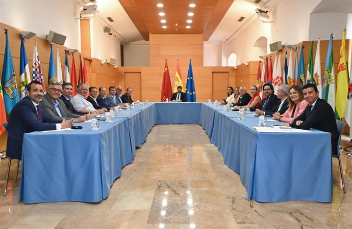 El jefe del Ejecutivo autonómico, Fernando López Miras, reunido con el presidente de Agrupal, José García Gómez, así como con su equipo y con responsables del Centro Tecnológico Nacional de la Conserva y la Alimentación