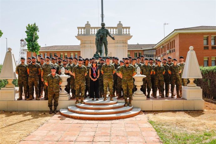 La ministra de Defensa, Margarita Robles (centro), en la visita a la base cordobesa de Cerro Muriano, después de los seis meses de misión Unifil.