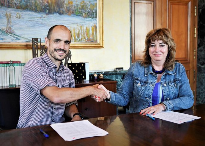 La vicepresidenta Ollo en la firma del convenio con el representante de LABA Elkartea, Igor López de Uralde