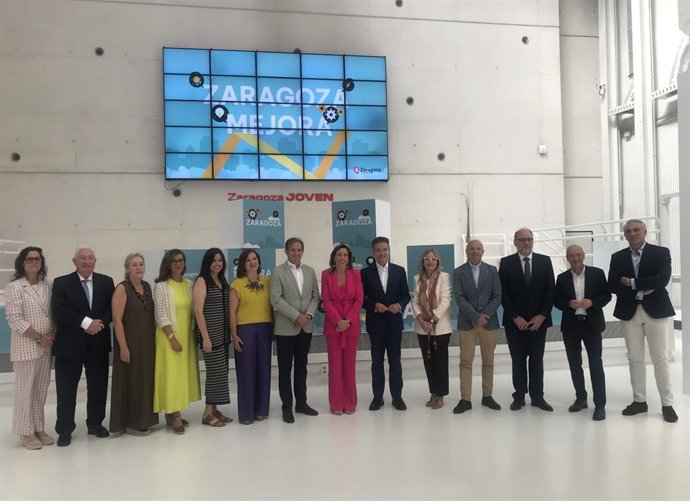 La alcaldesa de Zaragoza, Natalia Chueca, con su equipo de gobierno