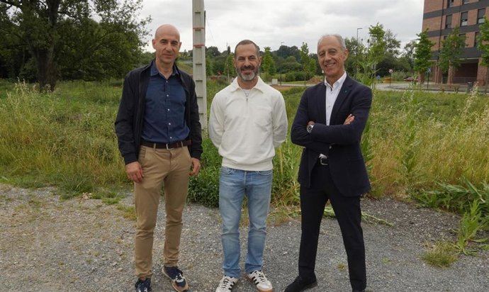 El alcalde de Sueri en el centro, Ángel García, , junto a Virginio Ramírez, director del Patronato Deportivo Municipal (izda) y Jesús Abad, concejal de Deportes (dcha).