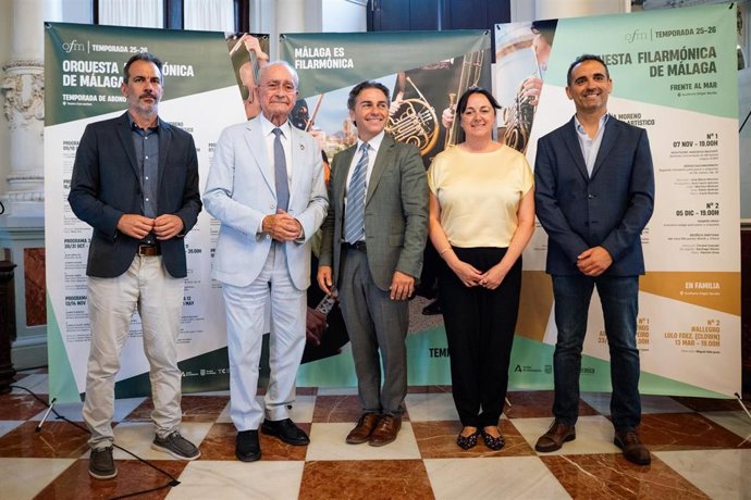 El alcalde, Francisco de la torre; el gerente de la Aaiicc, Javier Rivera; el gerente de la OFM, Esteban Morales Gálvez; y el director titular y artístico de la formación musical, José María Moreno, entre otros, durante la presentación del programa 25-26.