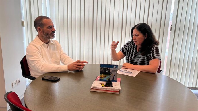 El alcalde de Siero, Ángel García, reunido con la viceconsejera de Justicia, Encarnación Vicente.