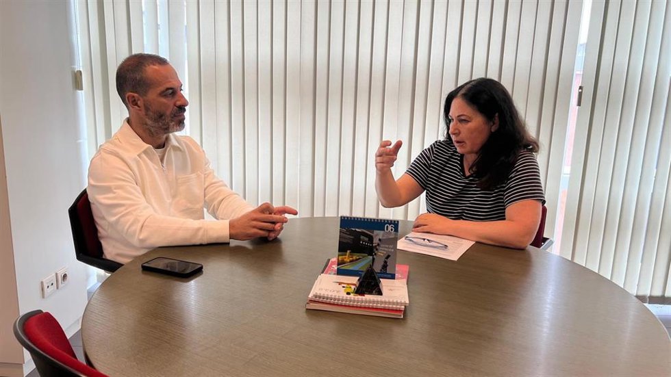 El alcalde de Siero, Ángel García, reunido con la viceconsejera de Justicia, Encarnación Vicente.