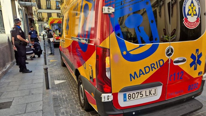 Una ambulancia del Samur-Protección Civil en una calle de Madrid