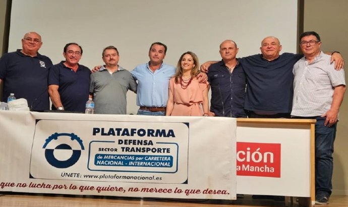Manuel Hernández, en el centro, tras las elecciones de Plataforma que le han reelegido como presidente de la organización