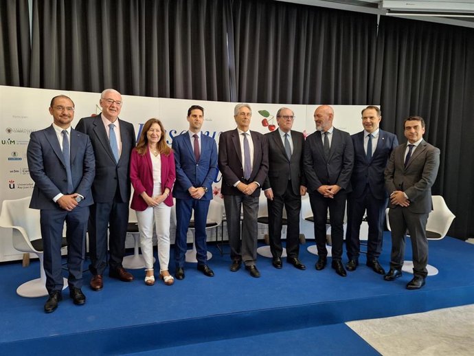 El consejero de Educación, Ciencia y Universidades, Emilio Viciana, junto a los rectores de las seis universidades públicas de Madrid, en unos Desayunos Informativos de la Universidad de Alcalá, en Madrid, el 13 de junio de 2025.