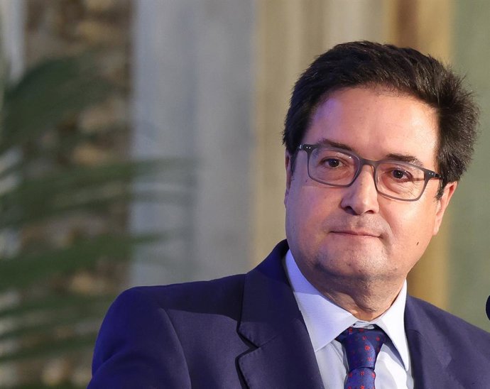 El ministro para la Transformación Digital y de la Función Pública y secretario general del PSOE de Madrid, Óscar López, interviene durante un desayuno informativo, en el Real Casino Gran Círculo de Madrid, a 9 de junio de 2025, en Madrid (España). El enc