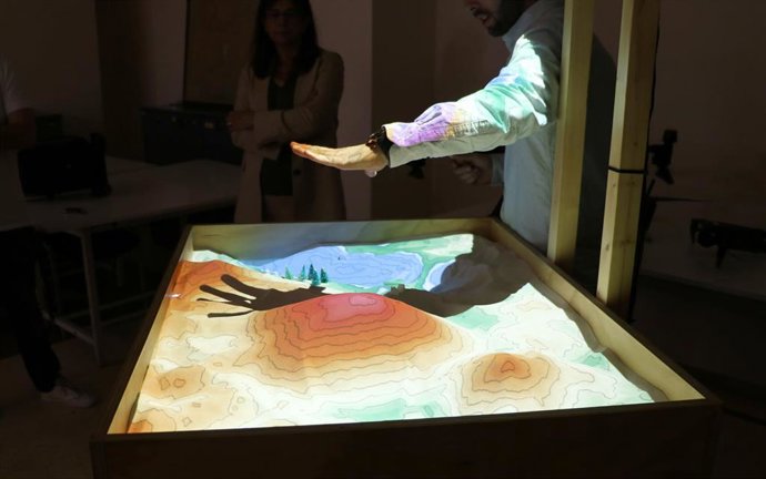 Dispositivo Augmented Reality Sandbox, incorporado al Grado en Geografía y Ordenación del Territorio de la Universidad de León (ULE).