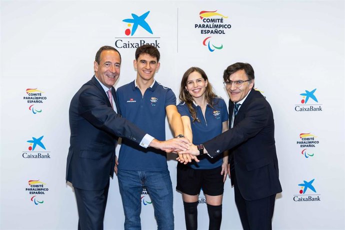 El consejero delegado de CaixaBank, Gonzalo Gortázar, y el presidente del Comité Paralímpico Español (CPE), Alberto Duran, junto a los atletas paralímpicos Sara Andrés y Ander Cepas.