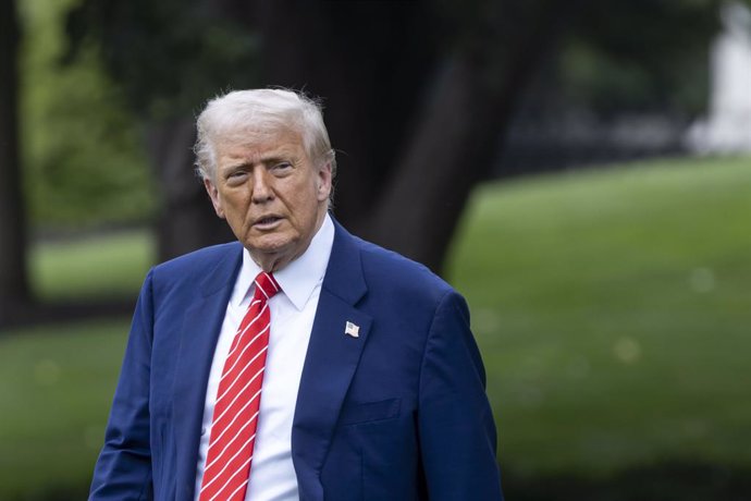 30 May 2025, US, Washington: U.S. President Donald Trump departs the White House, May 30, 2025, in Washington, en route to U.S. Steel's Irvin Works in West Mifflin, Pennsylvania, where he will speak on a new investment deal between U.S. Steel and Japan's 