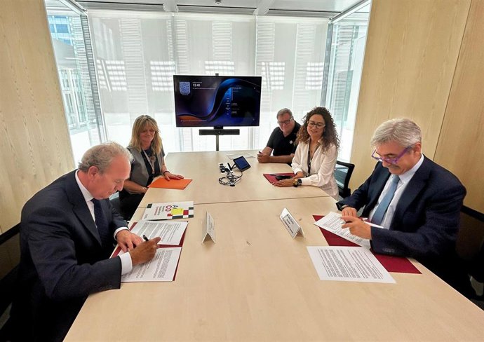 El director de la Agència Catalana del Consum (ACC), Isidor Garcia, y el presidente de la Autoritat Catalana de la Competència (Acco), Roger Loppacher, firman un acuerdo